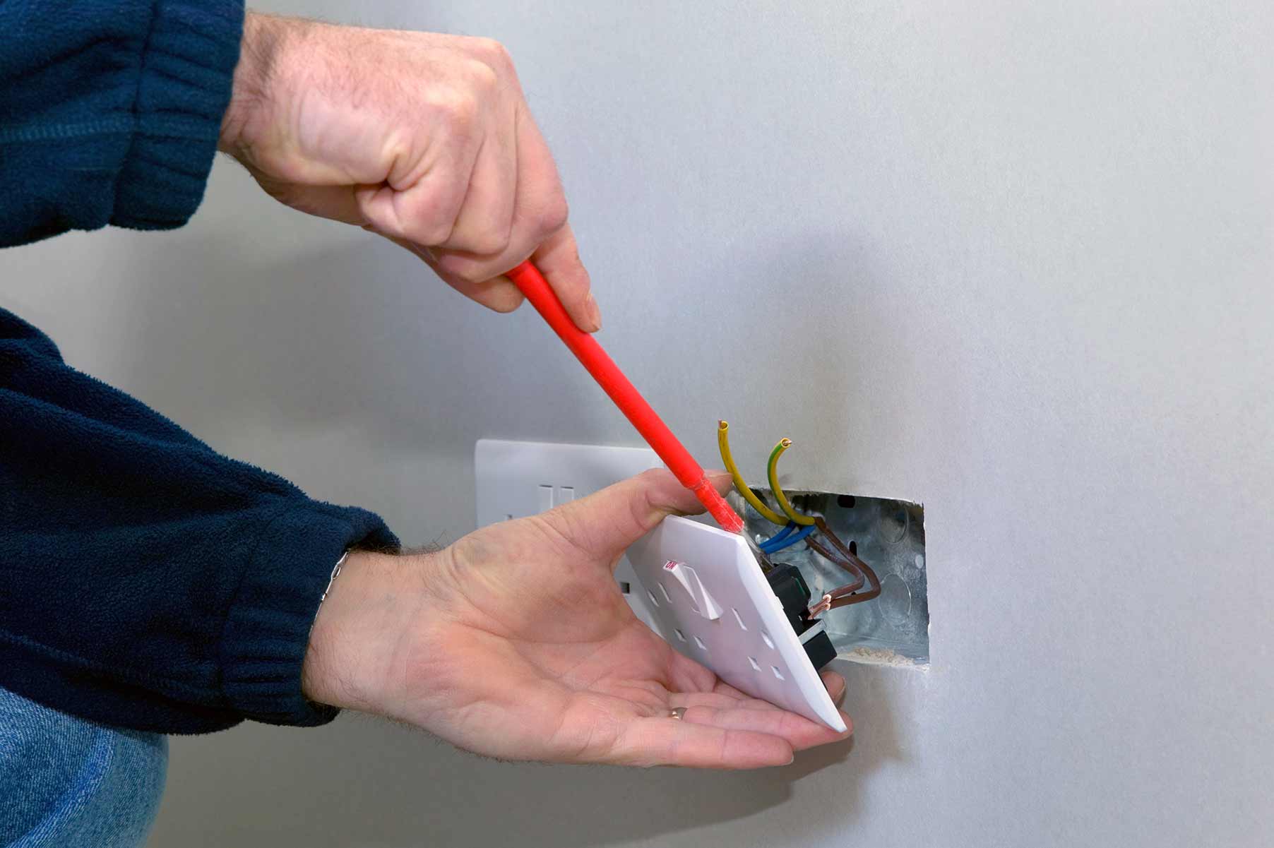 Our electricians can install plug sockets for domestic and commercial proeprties in Dunfermline and the local area. 